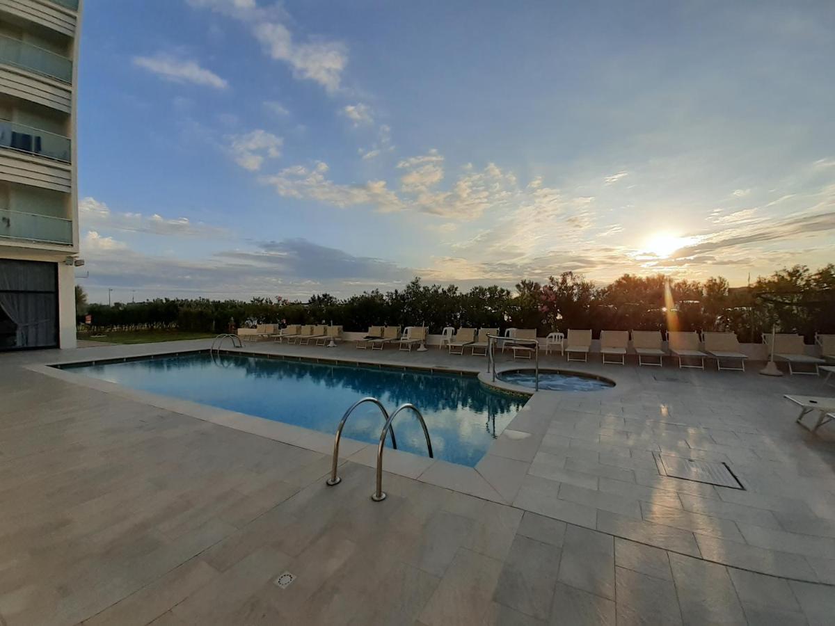 Hotel Adria Milano Marittima Bagian luar foto
