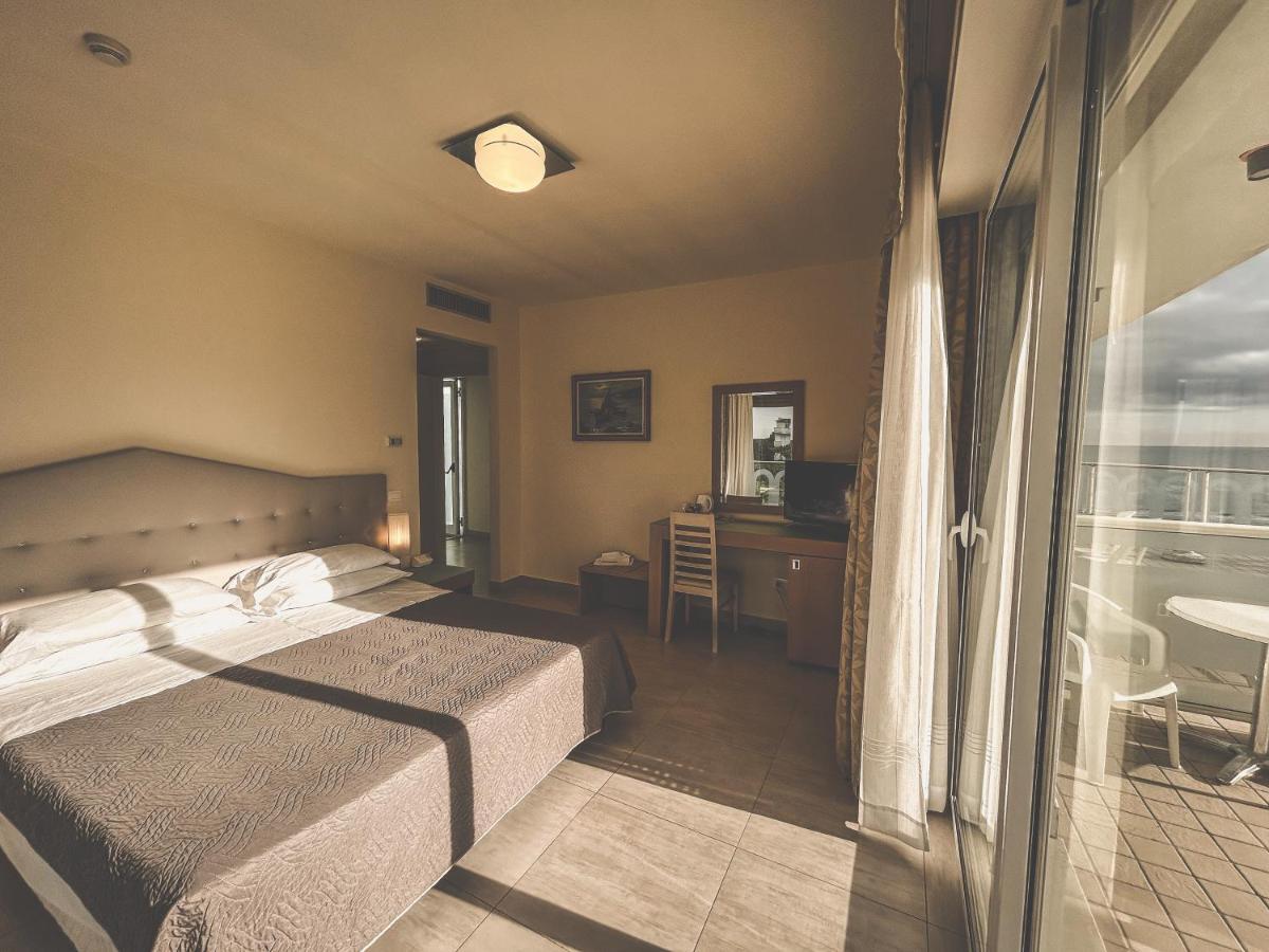 Hotel Adria Milano Marittima Bagian luar foto