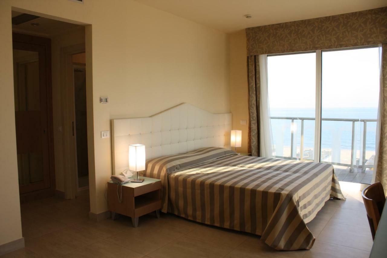 Hotel Adria Milano Marittima Bagian luar foto